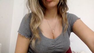 JannaKnox the beauty sat bored and decided to jerk off her pussy