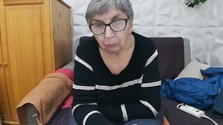 Suzi_Su - Mature milf sweetly shows off and teases in front of the camera