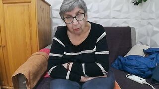 Suzi_Su - Mature milf sweetly shows off and teases in front of the camera