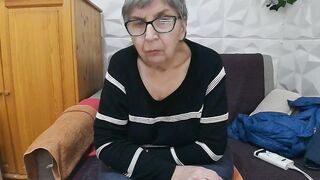 Suzi_Su - Mature milf sweetly shows off and teases in front of the camera