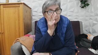 Suzi_Su - Milf in clothes talks nicely and flirts in front of the camera