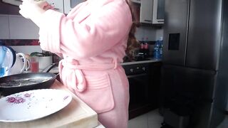 Uwielbiamrobictowszedzie -   Slutty housewife in robe teases in front of camera