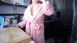 Uwielbiamrobictowszedzie -   Slutty housewife in robe teases in front of camera