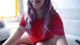 Uwielbiamrobictowszedzie - Busty milf in a tank top poses for the camera and chats sweetly with the chat