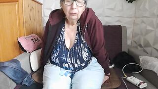 Suzi_Su - Milf in clothes chats and teases in front of the camera