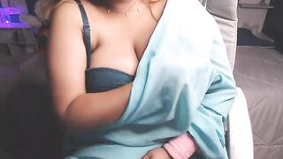 Oh_Mona - big titted chick panting in front of the camera and chatting sweetly with the chat room